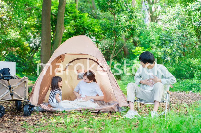 森の中でキャンプをするファミリー