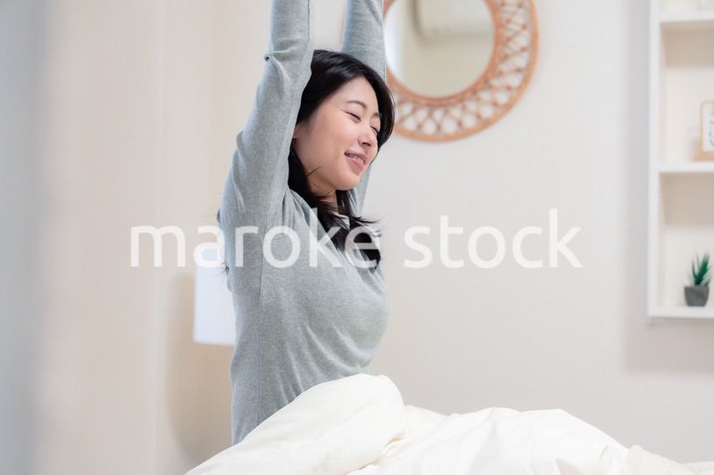 ベッドで目覚める若い女性