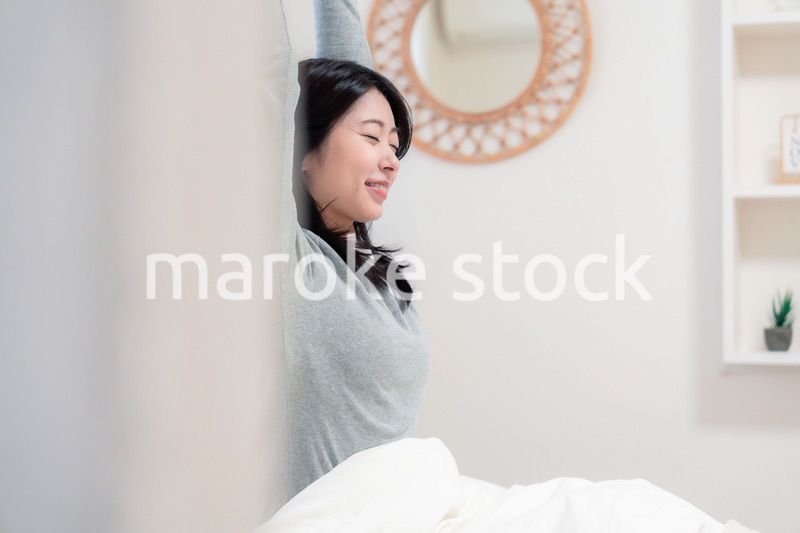 ベッドで目覚める若い女性
