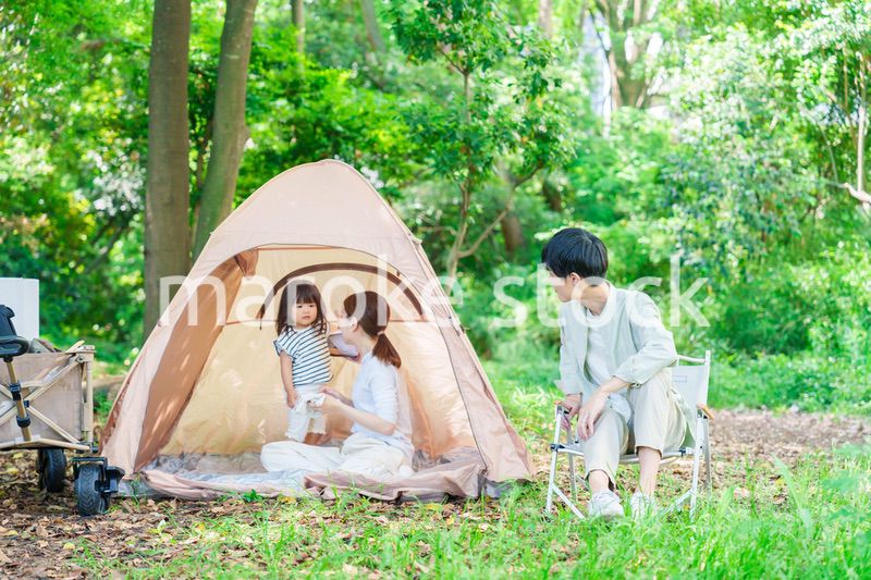 森の中でキャンプをするファミリー