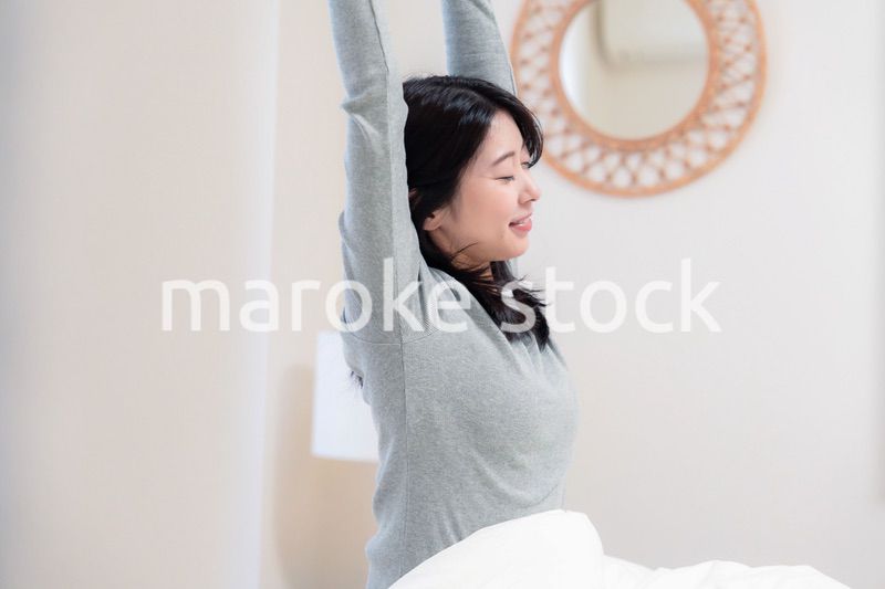 ベッドで目覚める若い女性