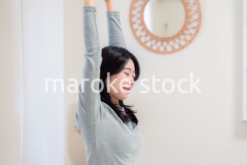 ベッドで目覚める若い女性