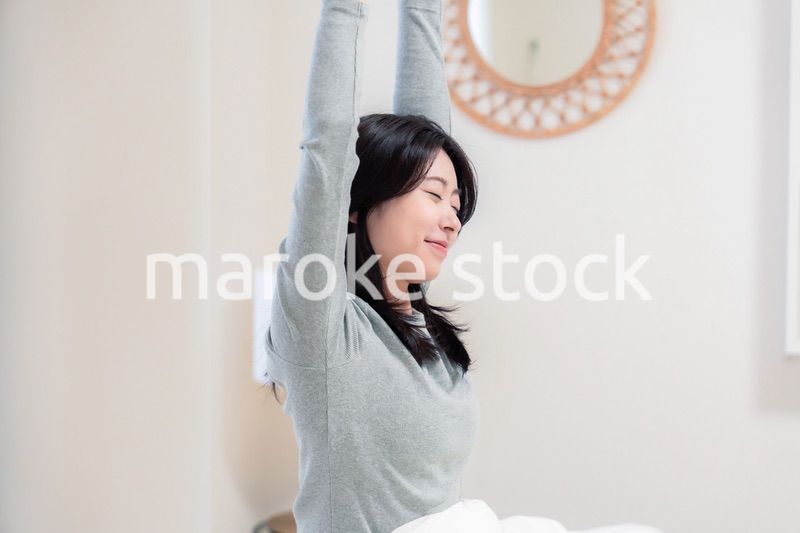 ベッドで目覚める若い女性