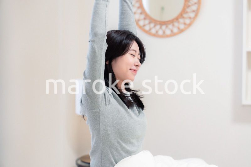 ベッドで目覚める若い女性