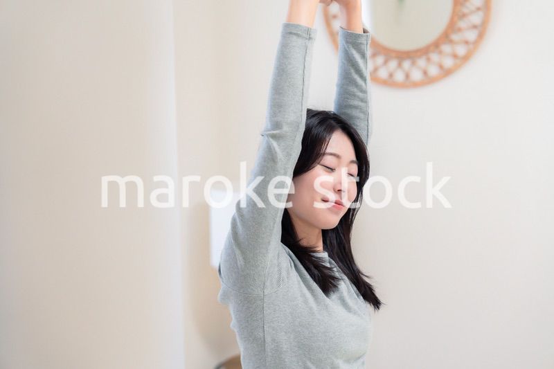 ベッドで目覚める若い女性