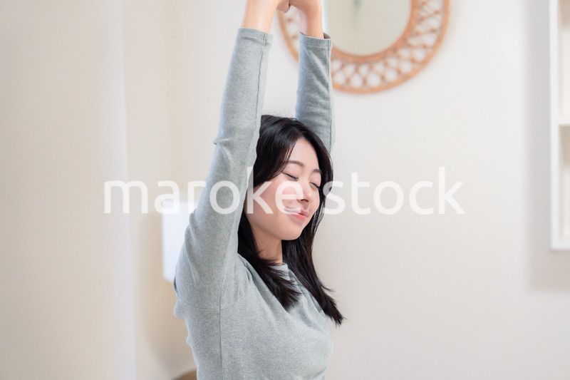 ベッドで目覚める若い女性