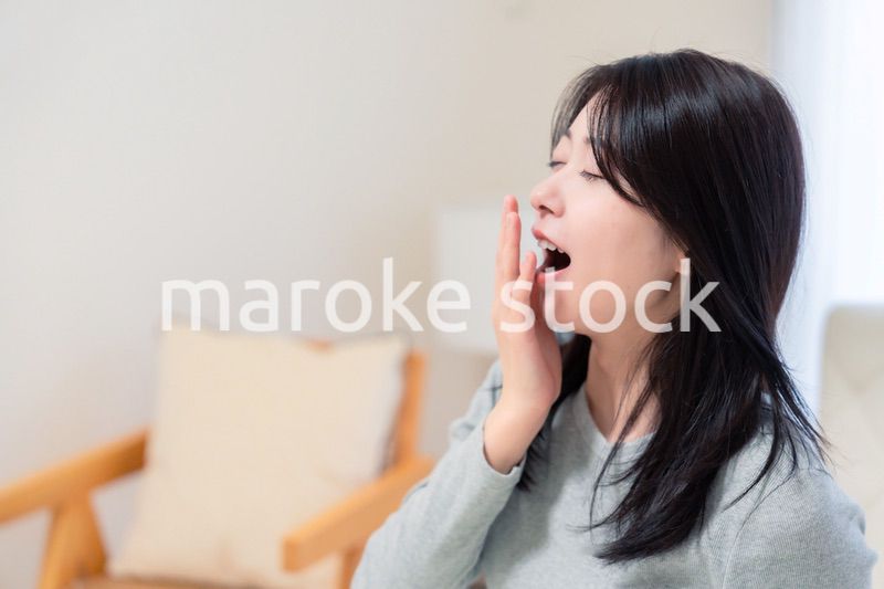 ベッドで目覚める若い女性