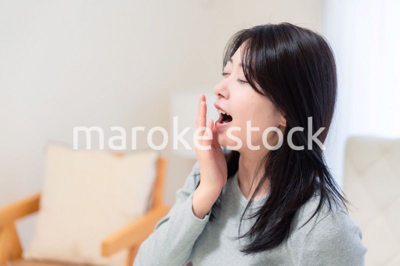 ベッドで目覚める若い女性