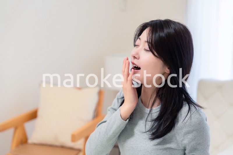 ベッドで目覚める若い女性