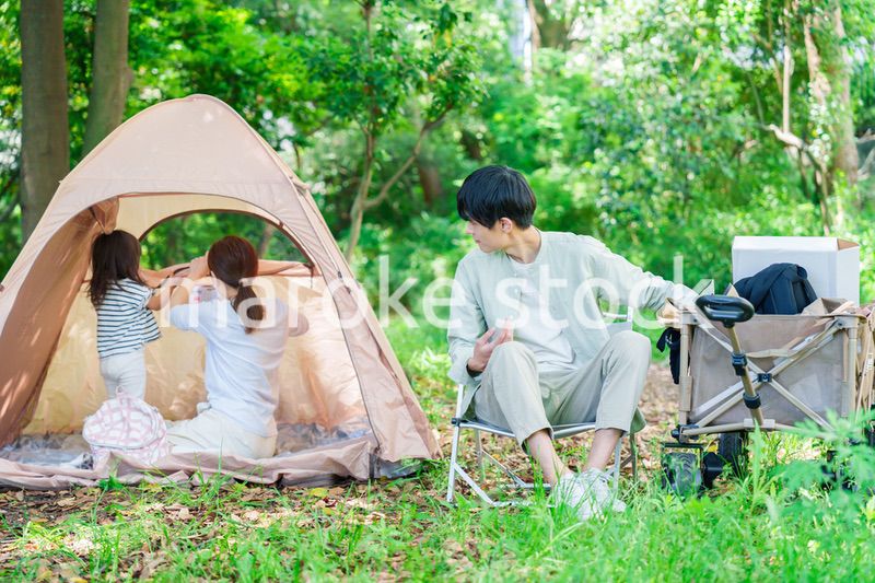 森の中でキャンプをするファミリー