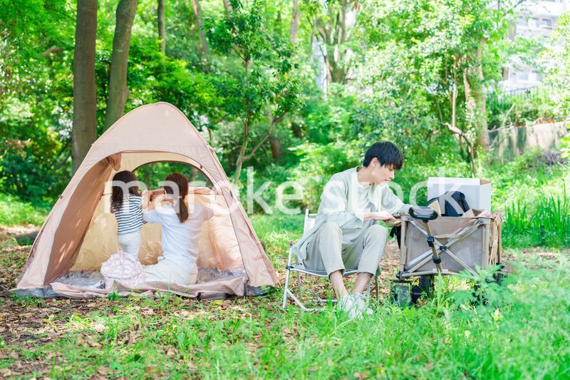 森の中でキャンプをするファミリー