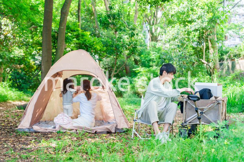 森の中でキャンプをするファミリー