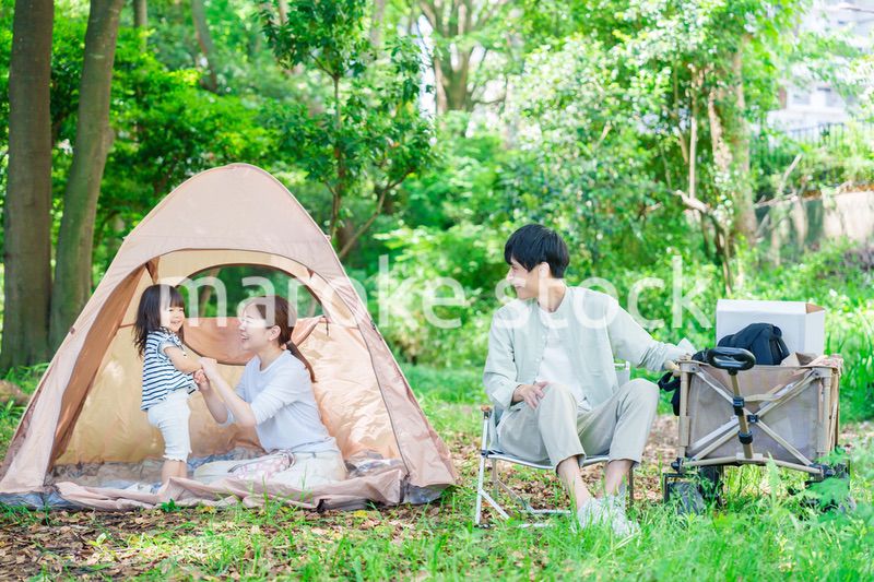 森の中でキャンプをするファミリー