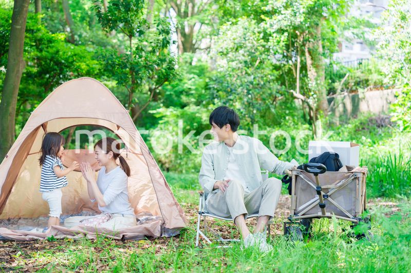 森の中でキャンプをするファミリー