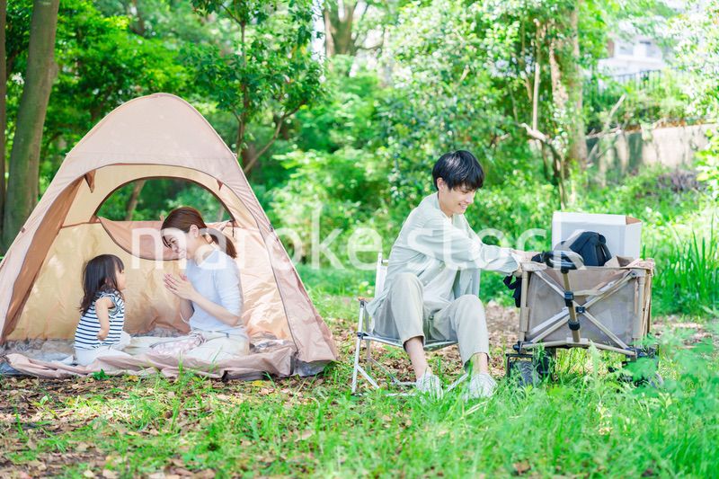森の中でキャンプをするファミリー
