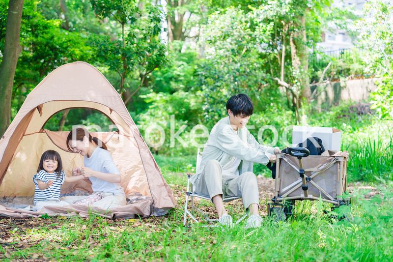 森の中でキャンプをするファミリー