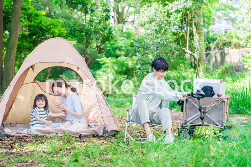 森の中でキャンプをするファミリー