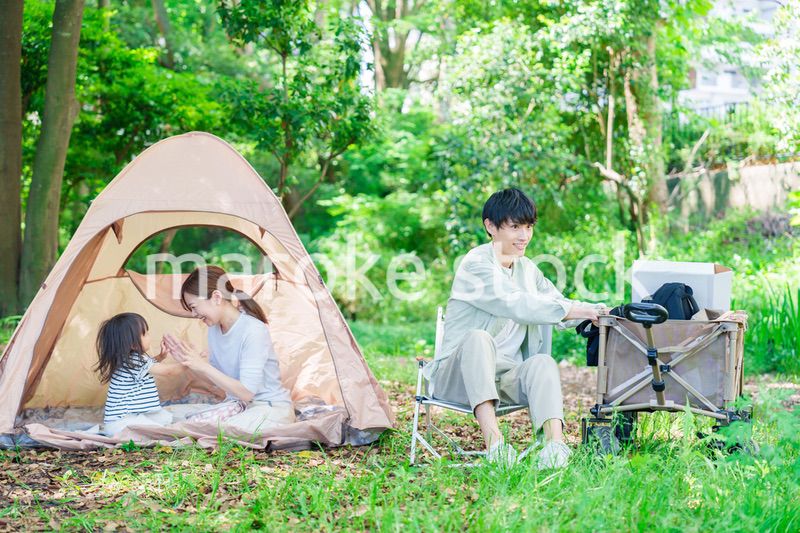 森の中でキャンプをするファミリー