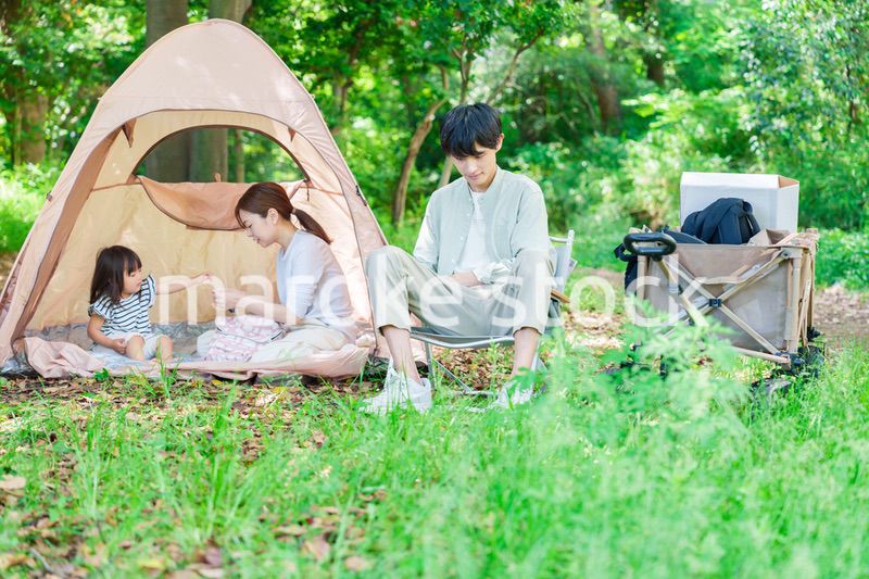 森の中でキャンプをするファミリー