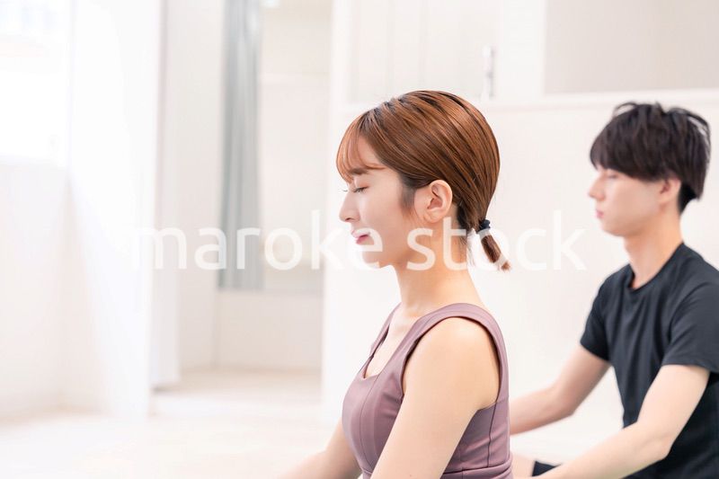 ジムで体を鍛える若い女性