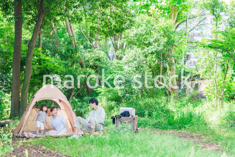 森の中でキャンプをするファミリー
