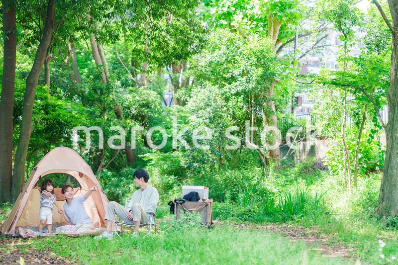 森の中でキャンプをするファミリー