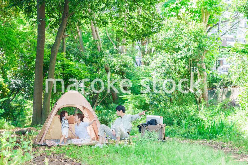 森の中でキャンプをするファミリー
