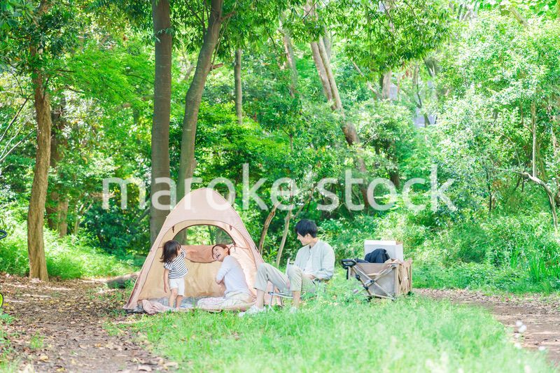 森の中でキャンプをするファミリー