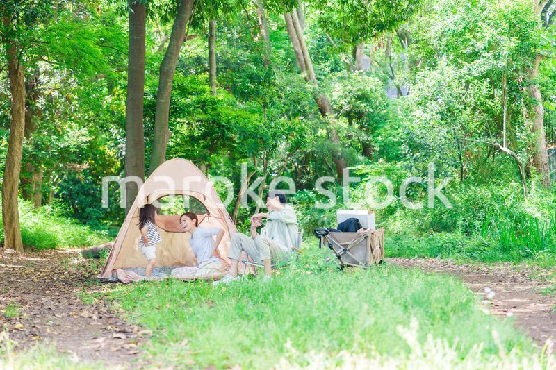 森の中でキャンプをするファミリー