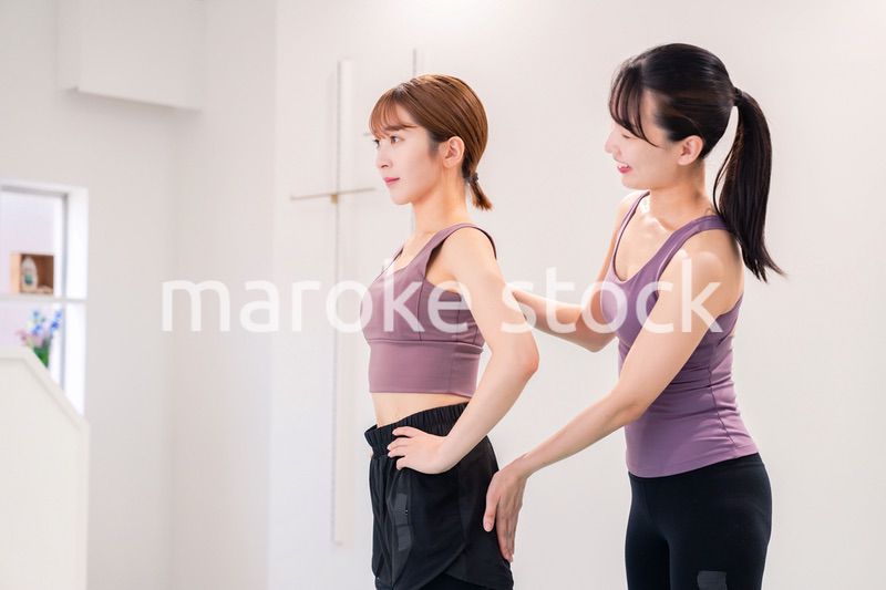 ヨガ教室でヨガをする2人の女性
