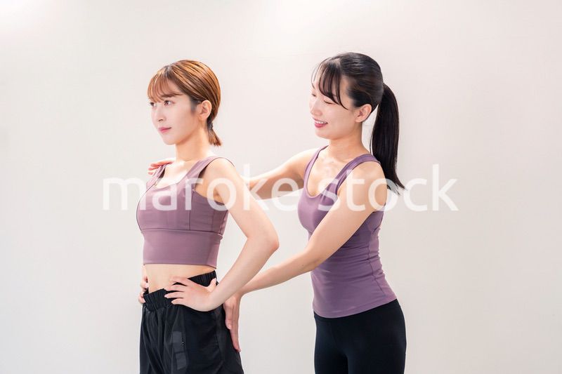 ヨガ教室でヨガをする2人の女性