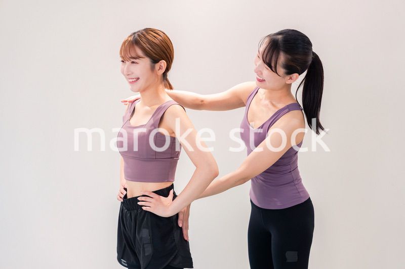 ヨガ教室でヨガをする2人の女性