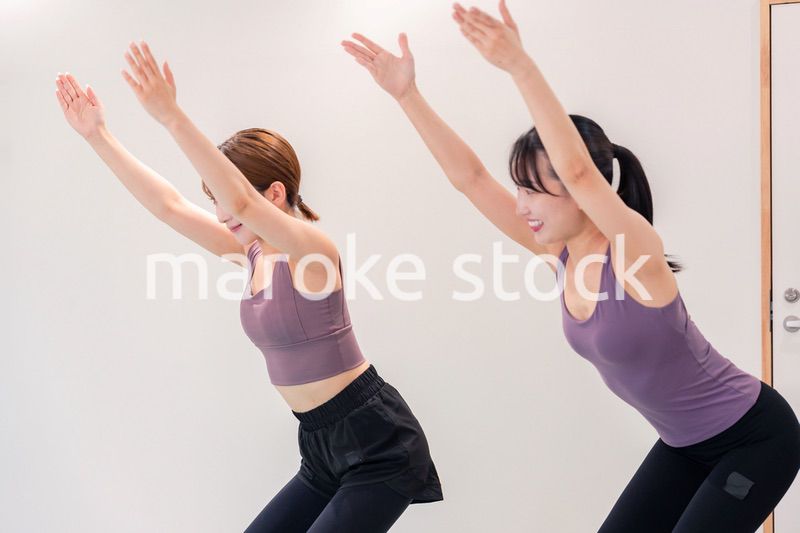 ヨガ教室でヨガをする2人の女性