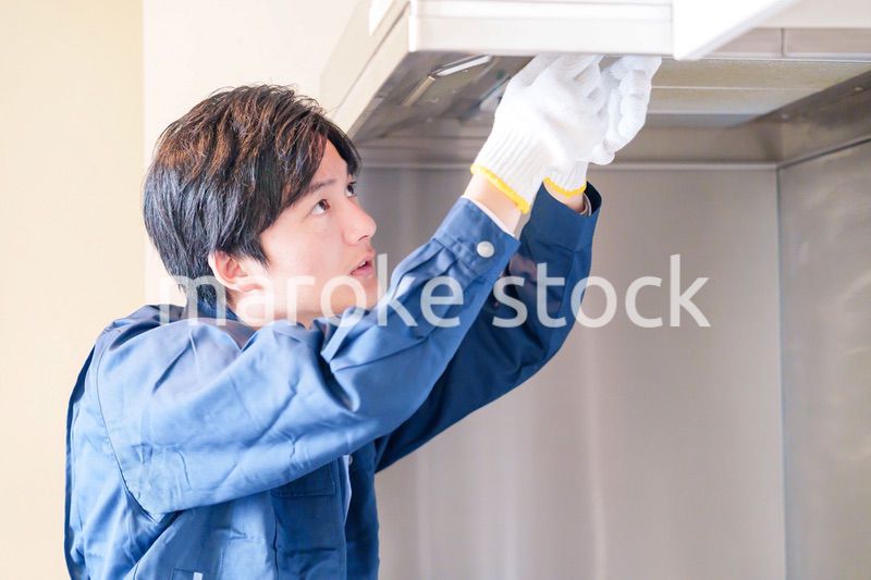 レンジフードのクリーニングをする男性の作業員