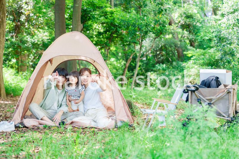 テントの中から自然観察をするファミリー