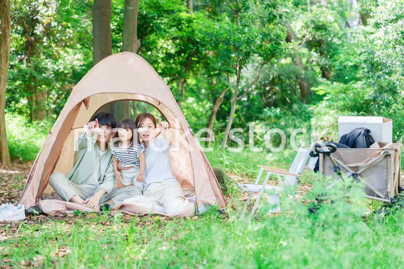 テントの中から自然観察をするファミリー