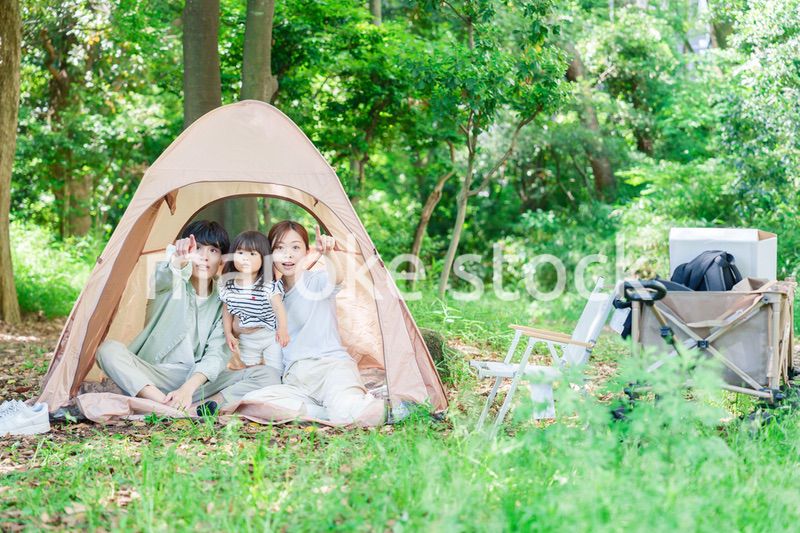 テントの中から自然観察をするファミリー
