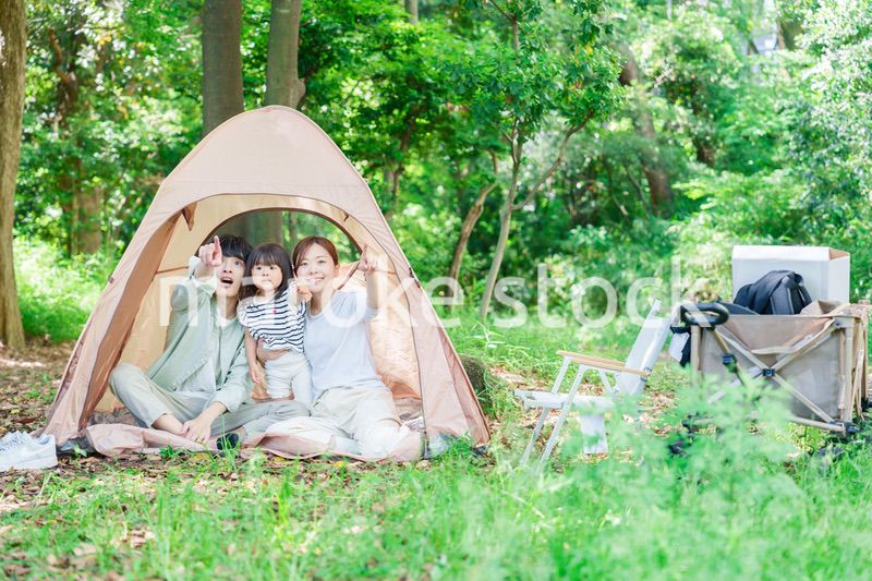 テントの中から自然観察をするファミリー