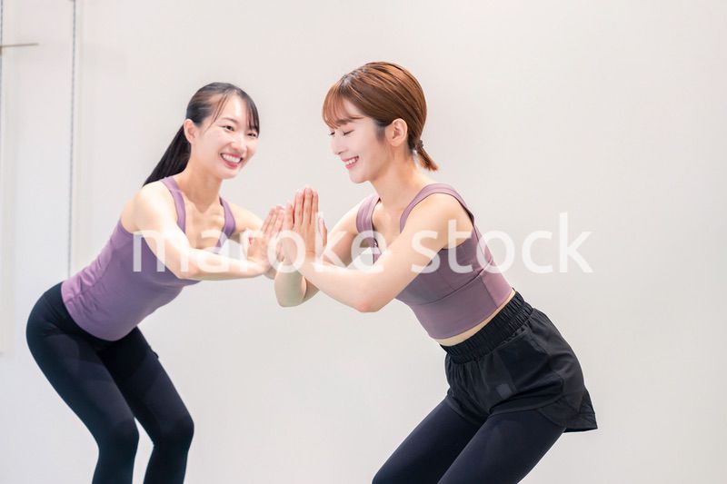 ヨガ教室でヨガをする2人の女性