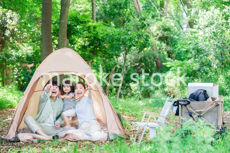テントの中から自然観察をするファミリー