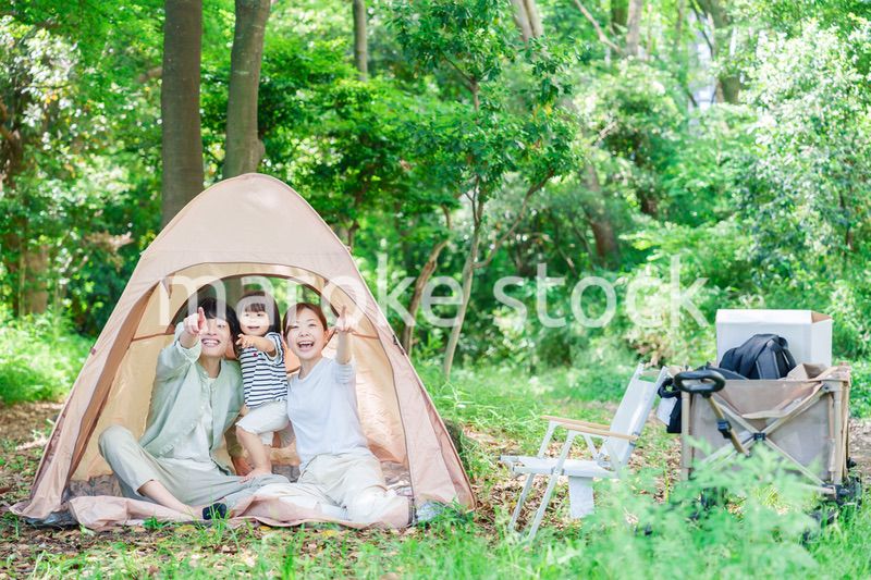 テントの中から自然観察をするファミリー