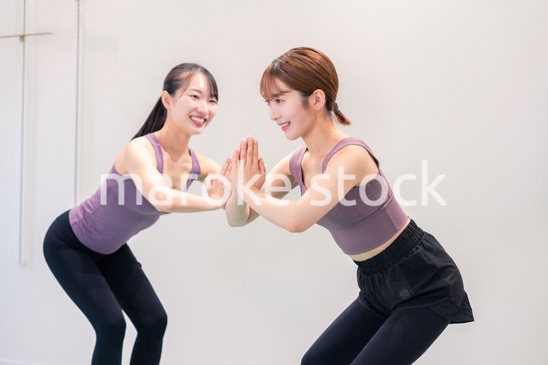 ヨガ教室でヨガをする2人の女性