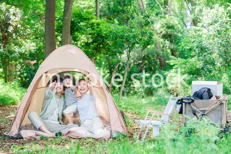 テントの中から自然観察をするファミリー