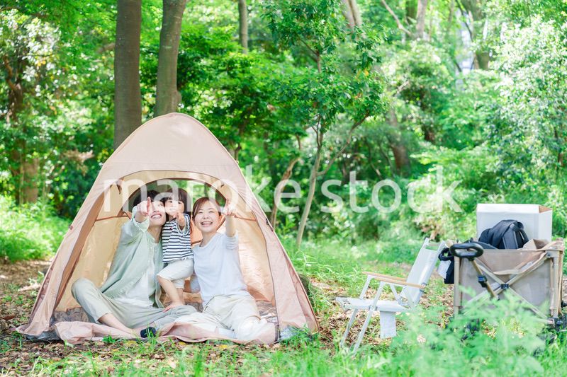テントの中から自然観察をするファミリー