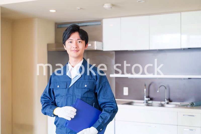 誠実な雰囲気でマンションの点検をする男性の作業員