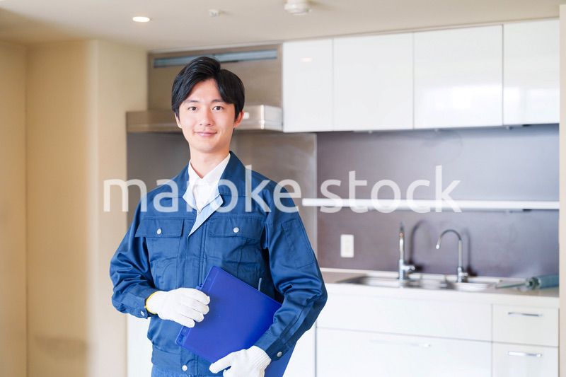 誠実な雰囲気でマンションの点検をする男性の作業員