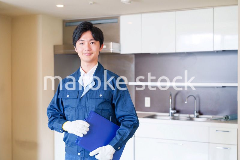 誠実な雰囲気でマンションの点検をする男性の作業員