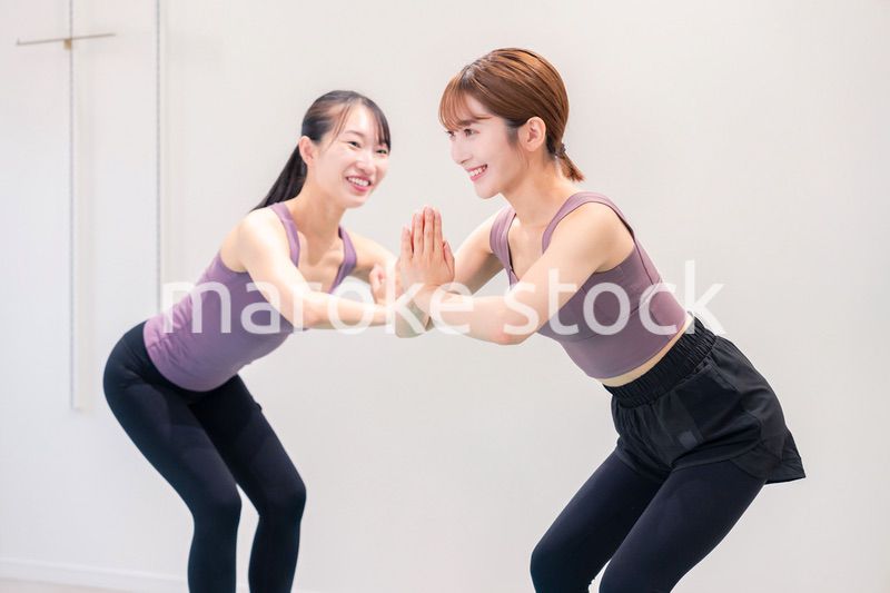 ヨガ教室でヨガをする2人の女性