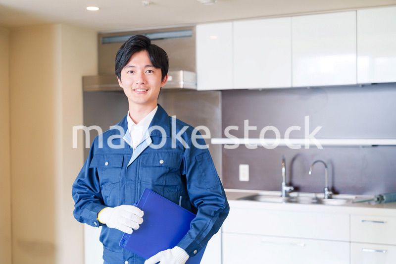 誠実な雰囲気でマンションの点検をする男性の作業員