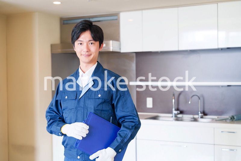 誠実な雰囲気でマンションの点検をする男性の作業員